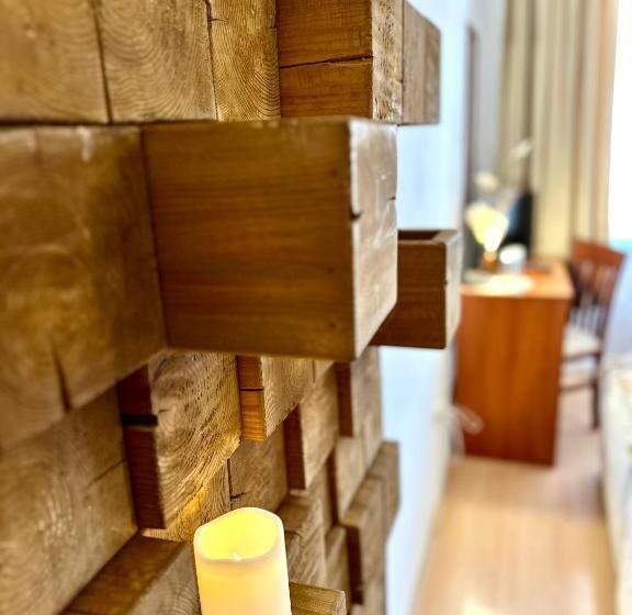 标准间, Red House Family