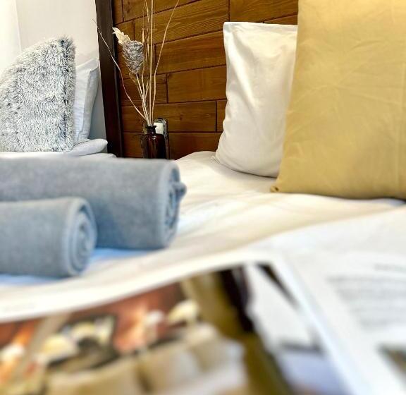 低层单卧公寓, Red House Family