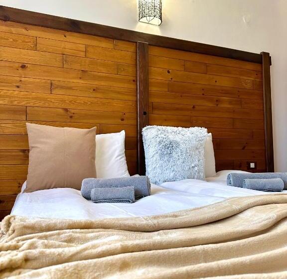 标准间, Red House Family