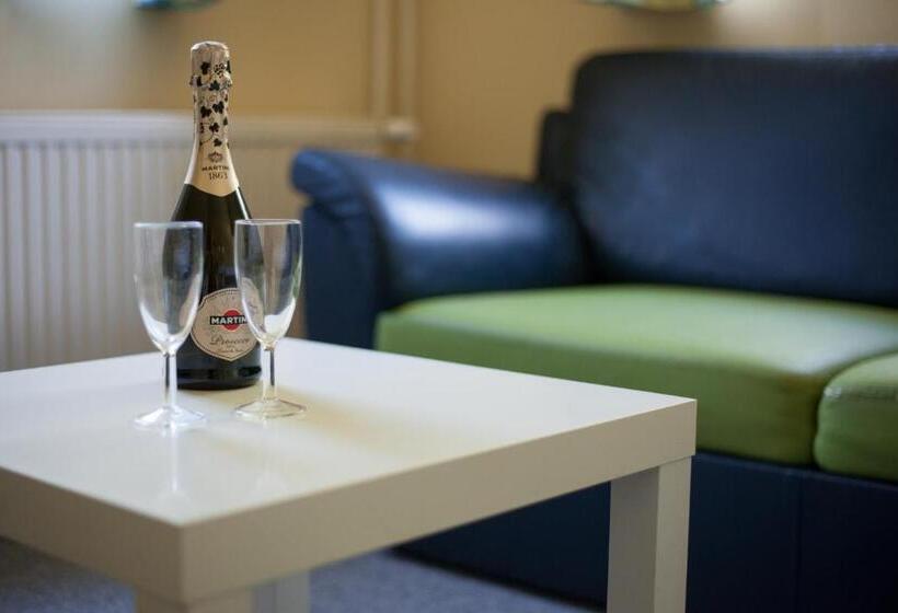 סוויטת פנטהאוז, Joker Panzió