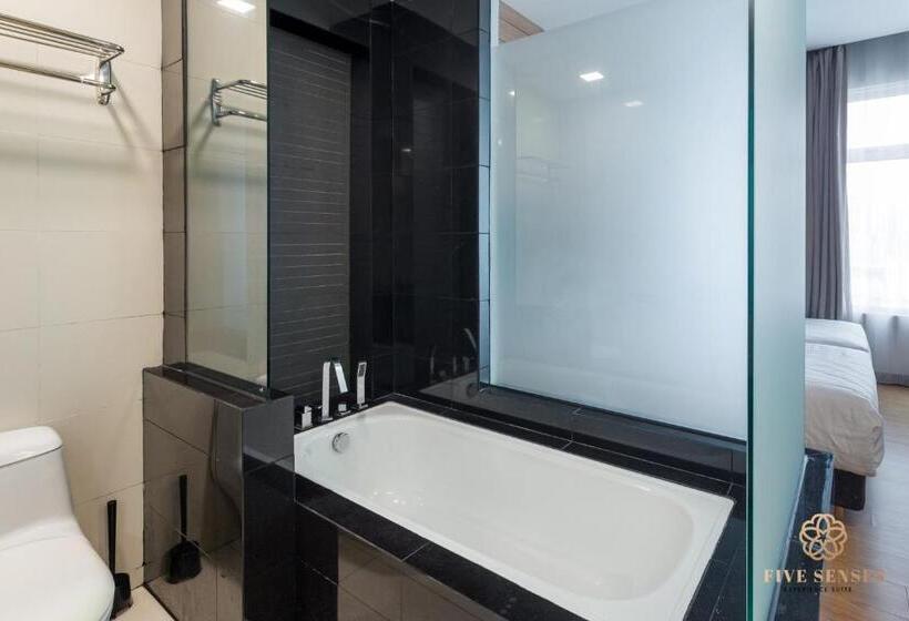 수피리어 스튜디오, Dua Sentral Kuala Lumpur, Roam