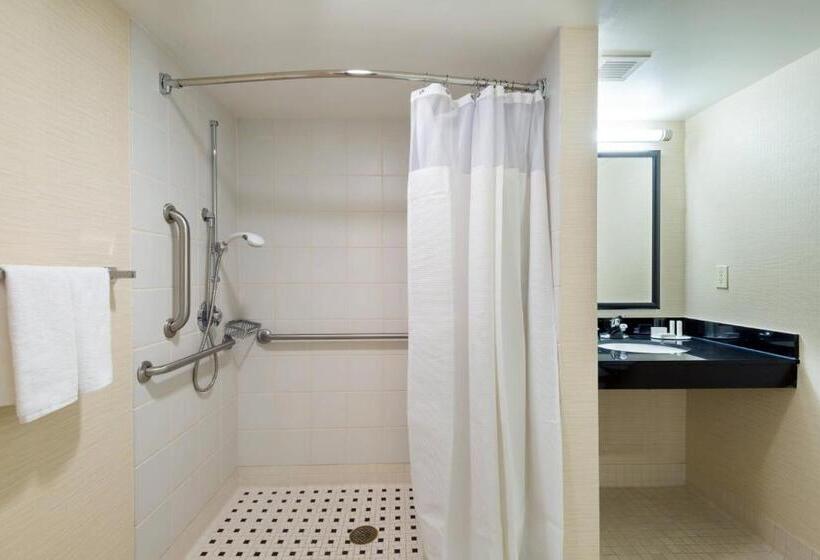 适合残疾人士使用的带超级大床的标准间, Fairfield Inn & Suites Louisville Downtown