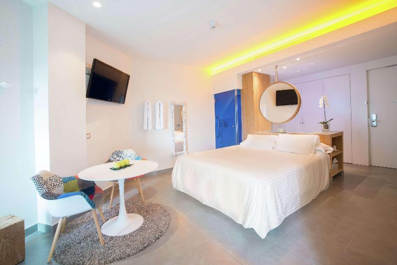 带大床的豪华间, Higueron Hotel Malaga, Curio Collection By Hilton