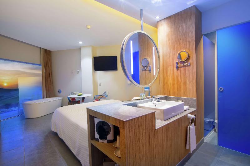 带大床的豪华间, Higueron Hotel Malaga, Curio Collection By Hilton