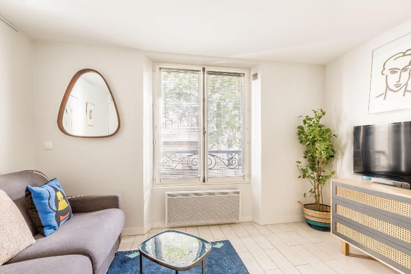 带大床的套房, Higueron Hotel Malaga, Curio Collection By Hilton