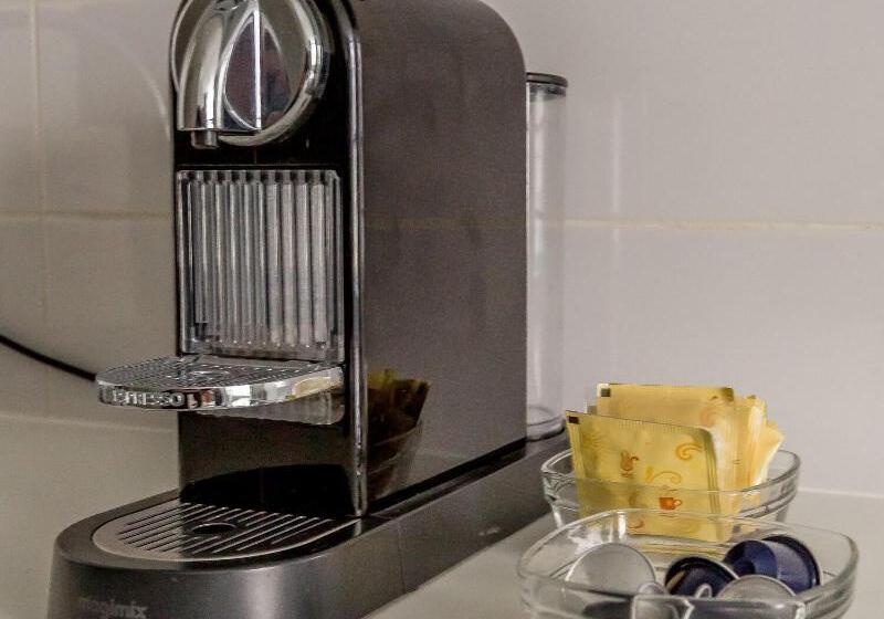 带大床的套房, Higueron Hotel Malaga, Curio Collection By Hilton