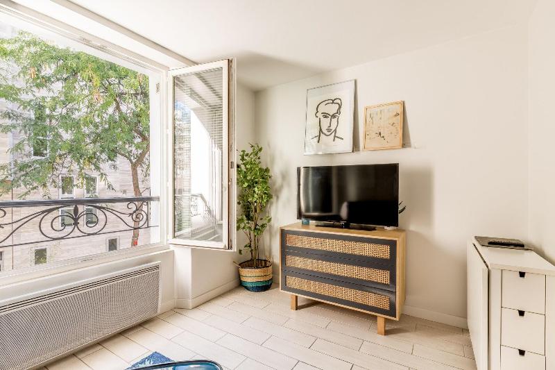 带大床的套房, Higueron Hotel Malaga, Curio Collection By Hilton