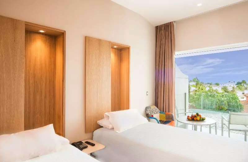 身障者適用スタンダードルーム, Higueron Hotel Malaga, Curio Collection By Hilton
