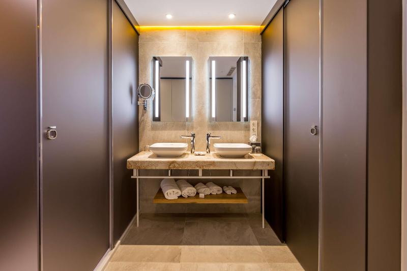 带海景的高级套房, Higueron Hotel Malaga, Curio Collection By Hilton