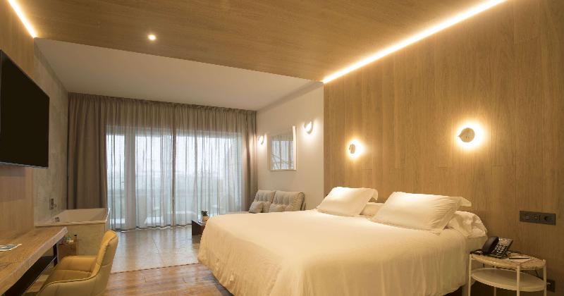 带海景的高级套房, Higueron Hotel Malaga, Curio Collection By Hilton