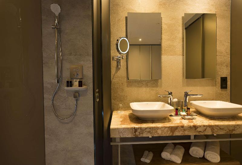 带海景的高级套房, Higueron Hotel Malaga, Curio Collection By Hilton