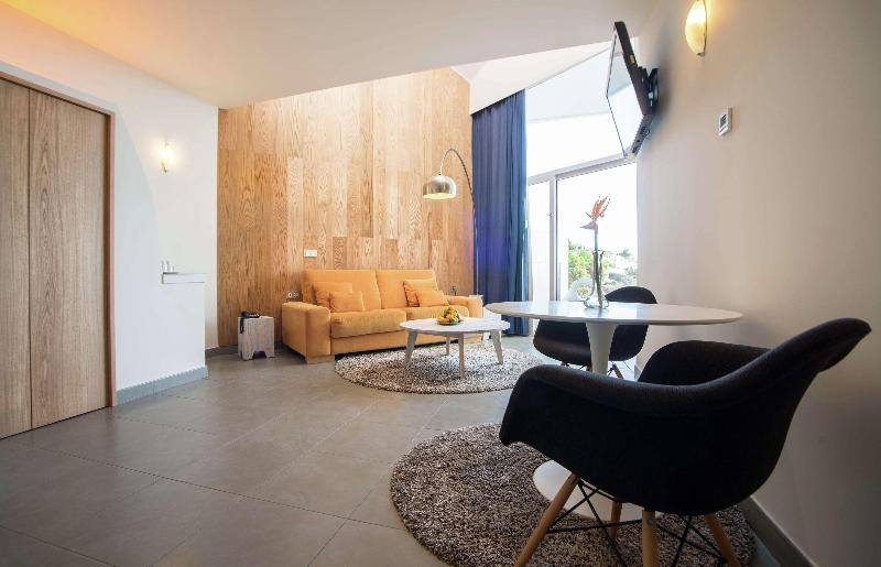 带大床的套房, Higueron Hotel Malaga, Curio Collection By Hilton