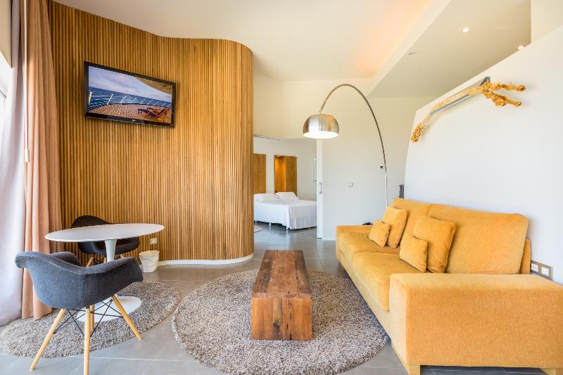 带大床的套房, Higueron Hotel Malaga, Curio Collection By Hilton