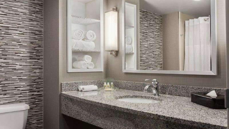 带大床的标准间, Holiday Inn Hotel & Suites Gateway, An Ihg