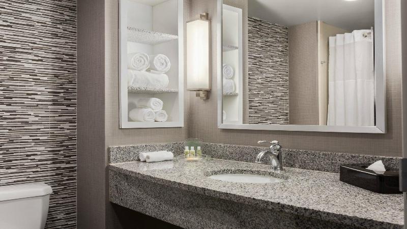 带大床的套房, Holiday Inn Hotel & Suites Gateway, An Ihg