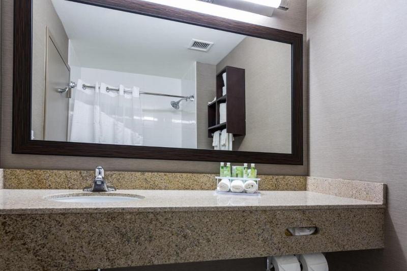 חדר סטנדרט עם מיטת קינג, Holiday Inn Express & Suites Naples Downtown   5th Avenue, An Ihg