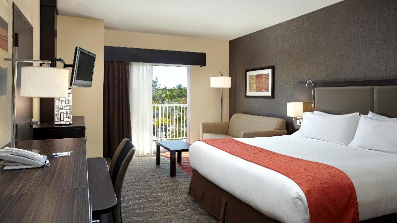 Стандартный Номер Кровать Кинг, Holiday Inn Express & Suites Naples Downtown   5th Avenue, An Ihg