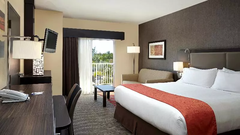 キングサイズベッドのスタンダードルーム, Holiday Inn Express & Suites Naples Downtown   5th Avenue, An Ihg
