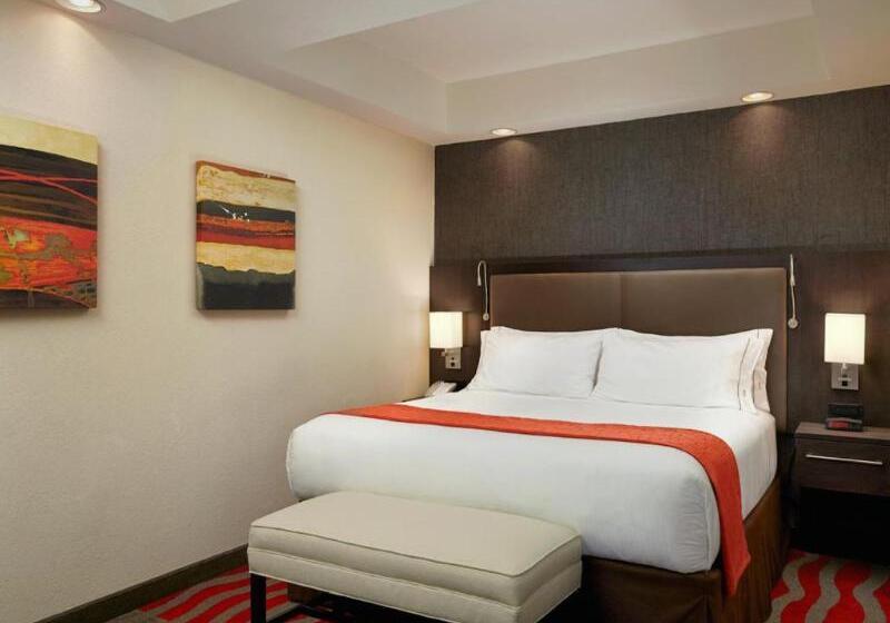 מיטת קינג בסוויטה, Holiday Inn Express & Suites Naples Downtown   5th Avenue, An Ihg