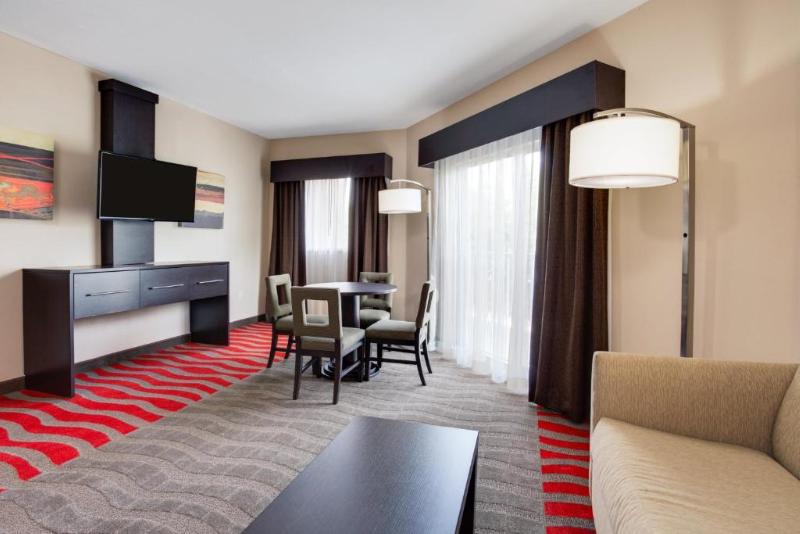 Люкс Кровать Кинг, Holiday Inn Express & Suites Naples Downtown   5th Avenue, An Ihg
