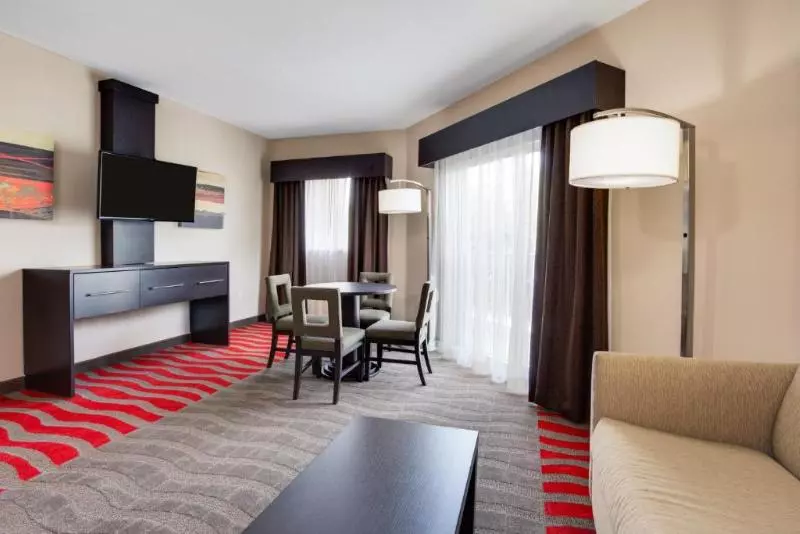 キングサイズベッドのスイートルーム, Holiday Inn Express & Suites Naples Downtown   5th Avenue, An Ihg