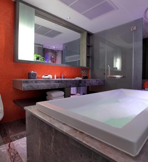 סוויטה, Lit Bangkok