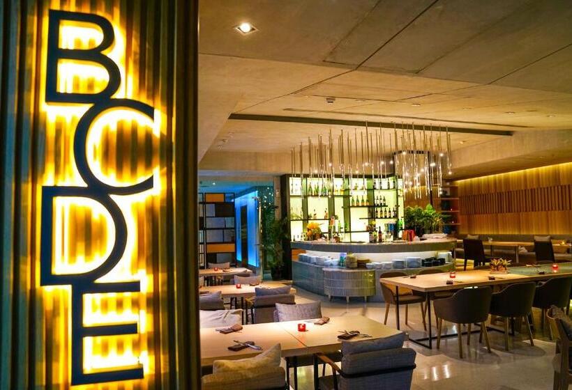 סוויטה דלוקס, Lit Bangkok