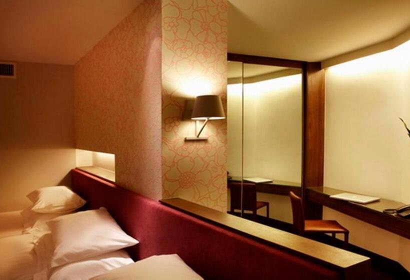 סוויטה דלוקס, Lit Bangkok