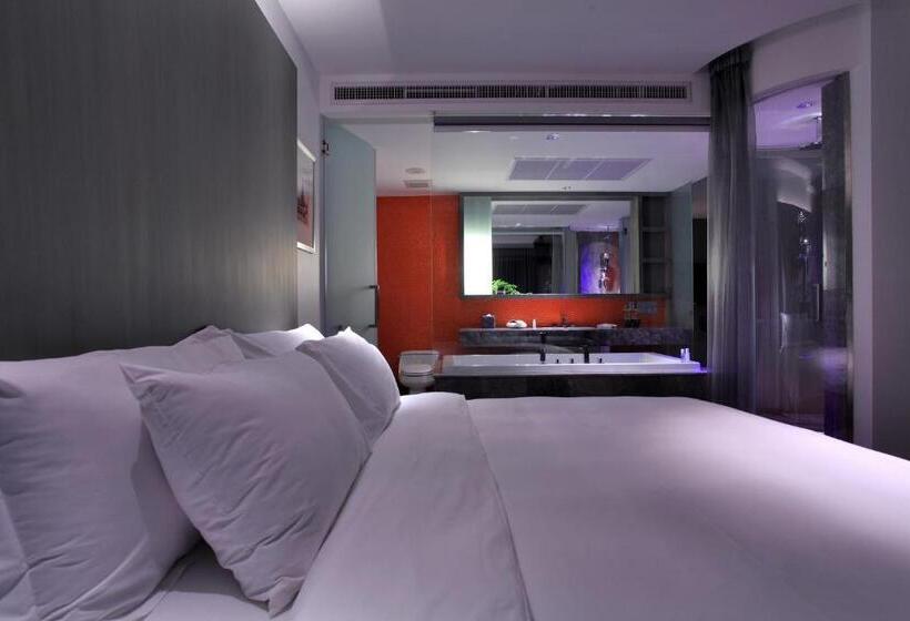 סוויטה, Lit Bangkok