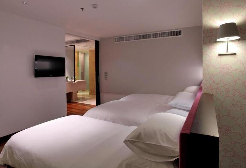 סוויטה דלוקס, Lit Bangkok