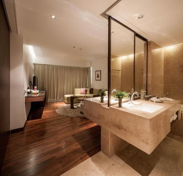 סוויטה דלוקס, Lit Bangkok