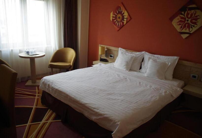 اتاق استاندارد, Mari Vila