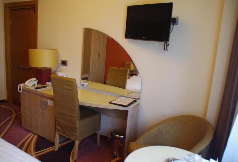 اتاق استاندارد, Mari Vila