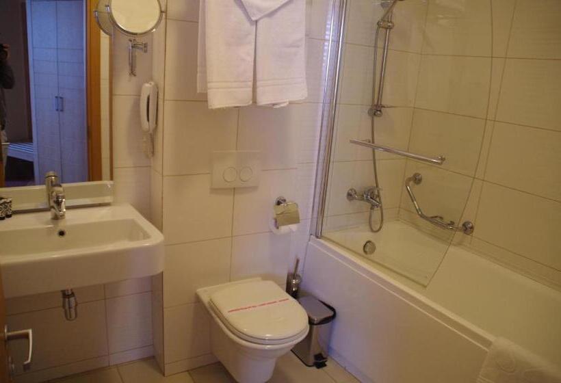 Suite Queen Bed, Mari Vila