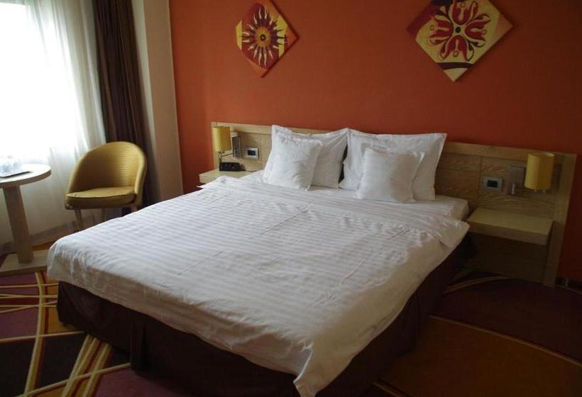 سوئیت با تخت بزرگ, Mari Vila