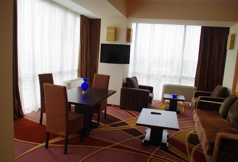 سوئیت با تخت بزرگ, Mari Vila