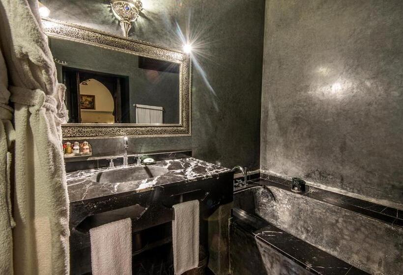 سوییت لوکس, Riad Elnoujoum