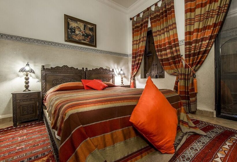 سوییت لوکس, Riad Elnoujoum