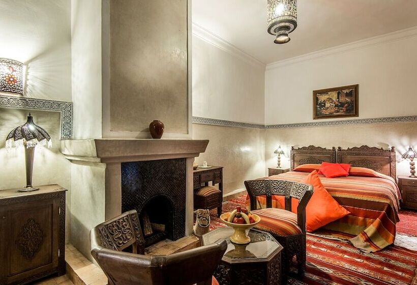 سوییت لوکس, Riad Elnoujoum