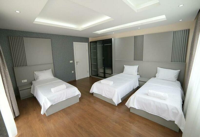 سوییت خانوادگی, Flower City Suits