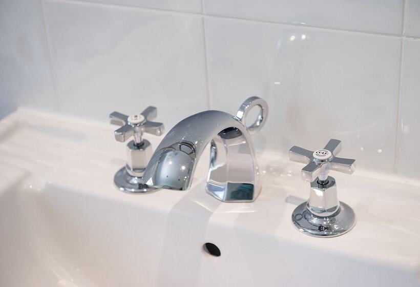 غرفة ديلوكس, Claverton