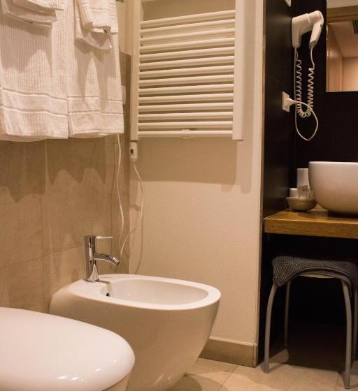 اتاق لوکس سه تخته, Country Hotel Le Querce
