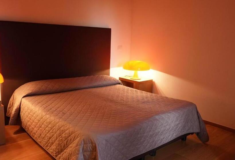 اتاق استاندارد چهار تخته, Country Hotel Le Querce