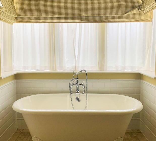 Полулюкс, Ellenborough Park