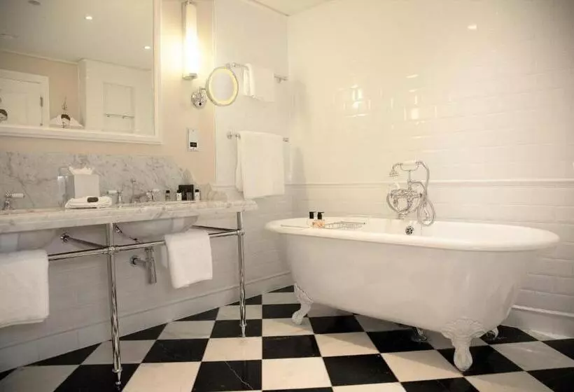 اتاق لوکس با چشم‌انداز استخر, Ellenborough Park