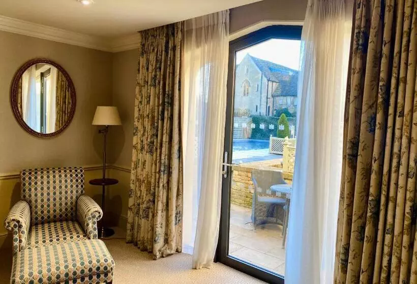 اتاق لوکس با چشم‌انداز استخر, Ellenborough Park
