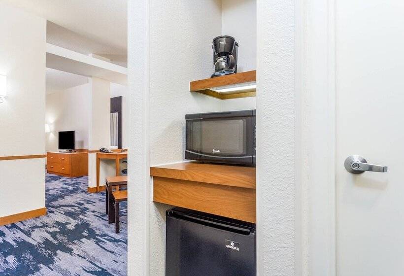 Полулюкс, Fairfield Inn And Suites By Marriott Madison East