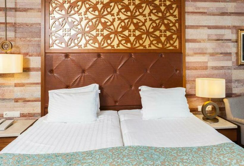 اتاق استاندارد, Melas Lara