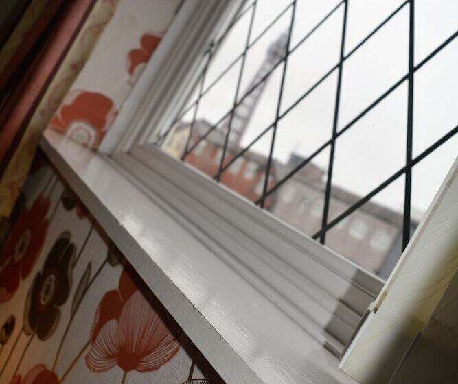 اتاق استاندارد سه نفره, The Albany