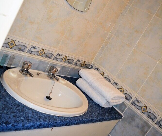 Quarto Triplo Estandar, The Albany